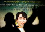 Aktivister i Myanmar fotograferer en plakat af Aung San Suu Kyi på hendes 64 års fødselsdag i juni. 