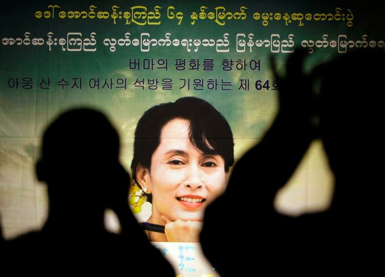 Aktivister i Myanmar fotograferer en plakat af Aung San Suu Kyi på hendes 64 års fødselsdag i juni. 