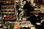 Hvis supermarkeder og købmænd får lov at holde åbent om søndagen, vil mange små butikker lukke, forudser HK Handel. 