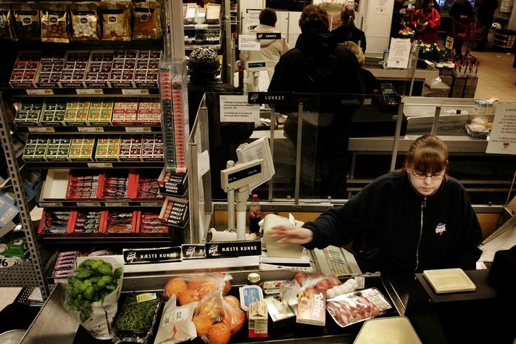 Hvis supermarkeder og købmænd får lov at holde åbent om søndagen, vil mange små butikker lukke, forudser HK Handel. 