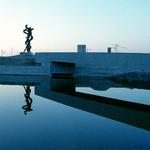En skulptur af Hein Heinsen i stramt beton og vandanlæg. Foto: Fie Johansen 