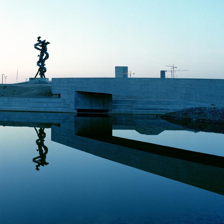 En skulptur af Hein Heinsen i stramt beton og vandanlæg. Foto: Fie Johansen 