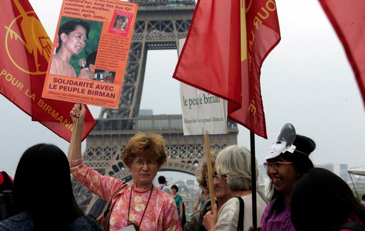 Vestlige regeringer såvel som mennekserettighedsorganisationer har længe krævet oppositionsleder Aung San Suu Kyi løsladt fra husarrest i Myanmar. Nu har hun fået forlænget sit ophold i stedet. Her en demonstration i Paris i lørdags. 