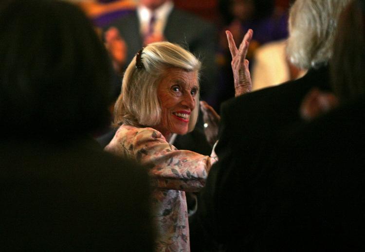 Eunice Kennedy Shriver fotograferet i en kirke i Los Angeles, hvor hun var med datteren Maria Schriver og svigersønnen Arnold Schwarzenegger til gudstjeneste. 