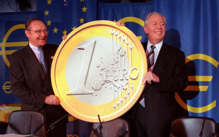 EU har stillet gigantiske summer til rådighed for at undgå en økonomisk nedsmeltning. Billedet er helt tilbage fra 1998, hvor de nye Euro-mønter blev præsenteret. 