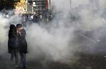Efter det omstridte præsidentvalg 12. juni udbrød der demonstrationer i flere iranske byer. Billedet viser to kvinder, omringet af tåregas under en af junidemonstrationerne. Arkivfoto. 