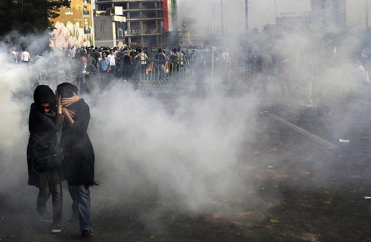 Efter det omstridte præsidentvalg 12. juni udbrød der demonstrationer i flere iranske byer. Billedet viser to kvinder, omringet af tåregas under en af junidemonstrationerne. Arkivfoto. 