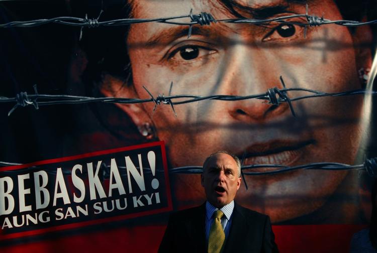 Den britiske ambassadør i Indonesien, Martin Hatfull, talte i går til pressen foran en stor plakat af Aung San Suu Kyi. 