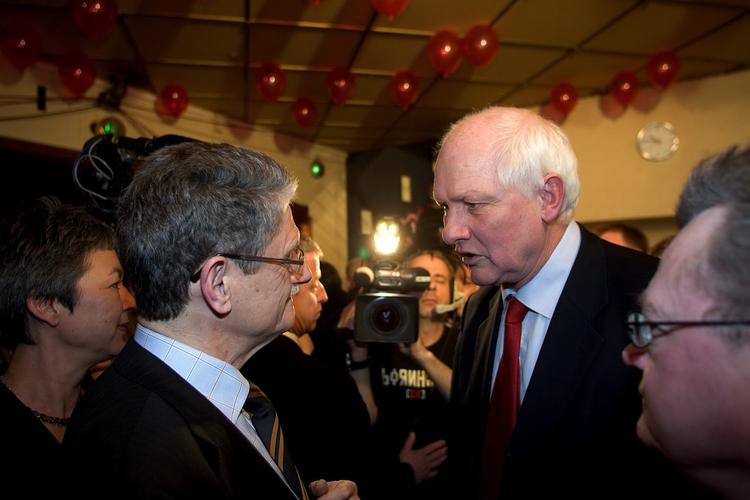 Mogens Lykketoft og Svend Auken fotograferet sammen på valgaftenen i 2005. Svend Auken døde tirsdag i sidste uge. Han blev 66 år. 