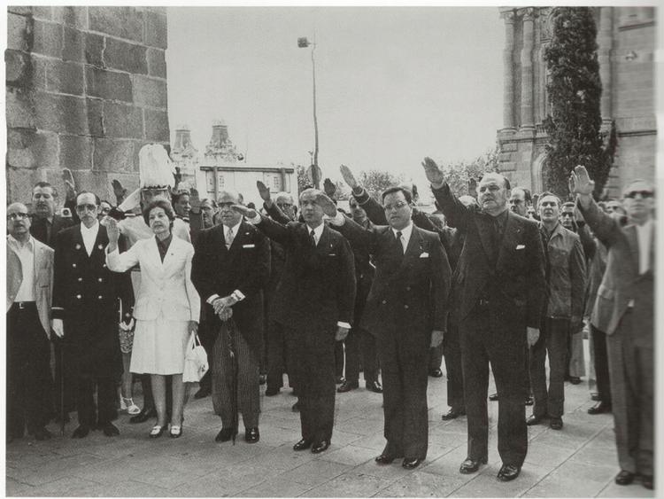 Juan Antonio Samaranch udfører heil hilsen for at hylde den spanske diktator, Francisco Franco. Samaranch står som nummer fem fra venstre. 