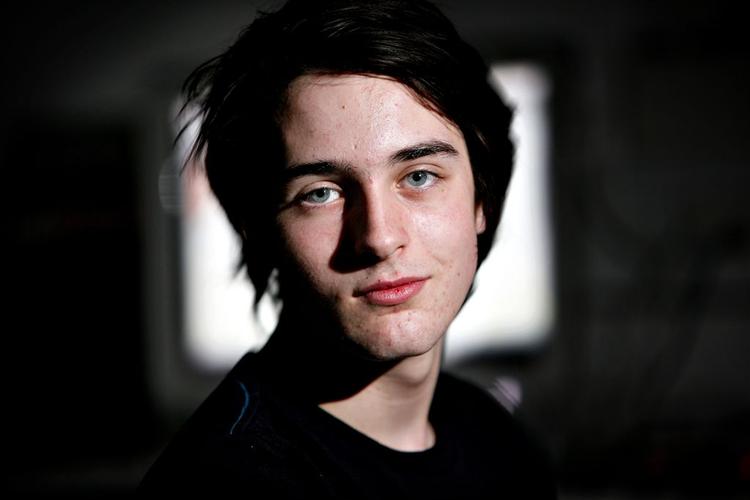 Efter et par snigdebuter lyder 'I syv sind' som en imponerende fuldbefaren ankomst, hvor de rytmiske elektrolandskaber vekslende mellem lyse vindpust og en mørk, elegisk dub udmales med stor selvfølgelighed og sikkerhed. 