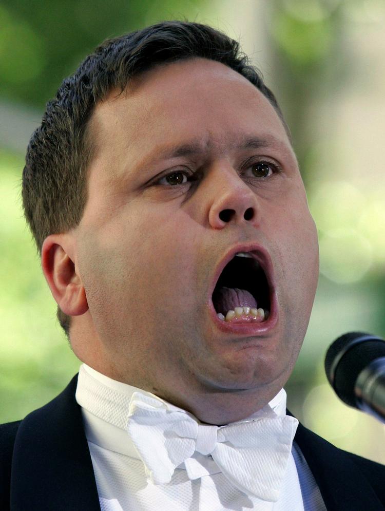 Det fremgår endnu ikke, hvem der skal synge i den nye opera, der udelukkende er baseret på folks små Twitter-beskeder, men det skulle være ganske vist, at der er premiere i september. På billedet Paul Potts, der vandt konkurrencen Britain's Got Talent ved at synge opera. 