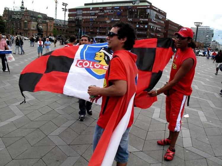 Chilenske fans indtager Rådhuspladsen forud for aftenens kamp mellem Danmark og Chile. 