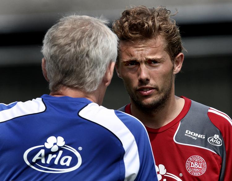 Landstræner Morten Olsen giver dessiner til Jacob Poulsen ved træningslejren i Helsingør i går. 