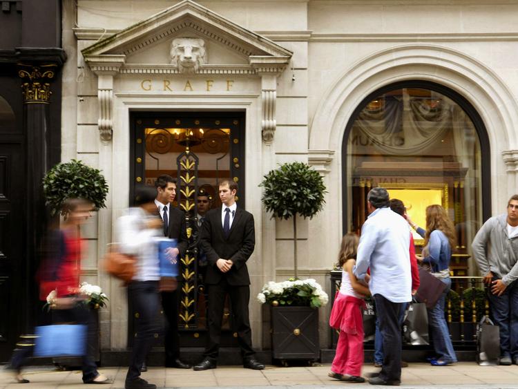 Graff Jewelers i London, hvorfra røver i sidste uge slap af sted med 43 kostbare smykker. 