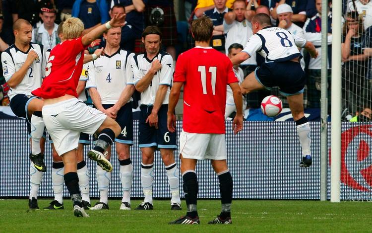 Norges John Arne Riise scorer direkte på frispark mod Skotland. 