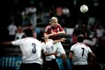 Christian Poulsen header væk for Danmark i kampen mod et livligt og målrettet Chile-mandskab. Juventus-spilleren gjorde efter en lidt svag start en god figur på det danske hold. Foto: Joachim Adrian 