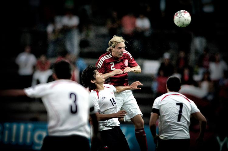 Christian Poulsen header væk for Danmark i kampen mod et livligt og målrettet Chile-mandskab. Juventus-spilleren gjorde efter en lidt svag start en god figur på det danske hold. Foto: Joachim Adrian 