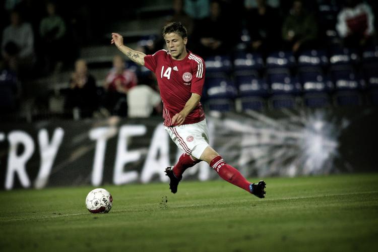 Lasse Schøne lige før han lægger an til det skud, som bragte Danmark på 1-1 mod Chile. 