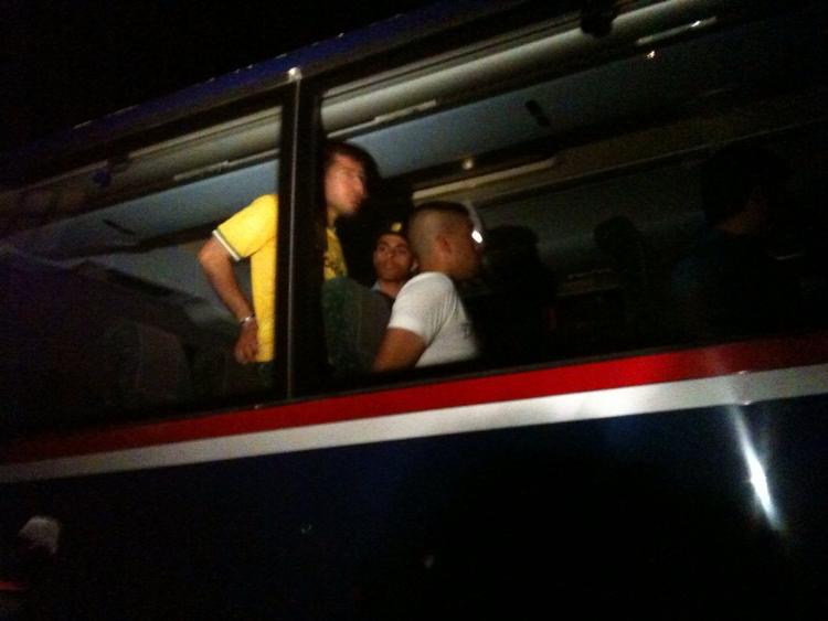 De udviste irakere føres bort fra Brorsons Kirke i en bus. Mobilfoto. 