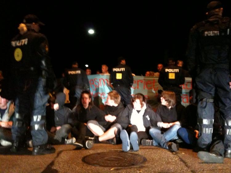 Cirka 150 demonstranter har samlet sig foran Brorsons Kirke. Mobilfoto. 