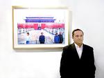Her er museumsdirektøren, mens alting endnu var godt, og ingen havde gennemskuet Jeffrey du Vallier d'Aragon Aranitas lidt for forunderlige liv. Foto: MoCa 