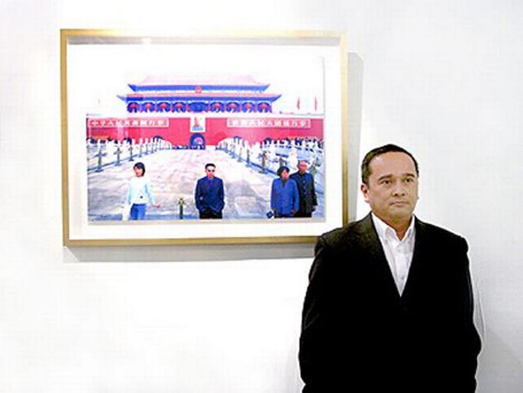 Her er museumsdirektøren, mens alting endnu var godt, og ingen havde gennemskuet Jeffrey du Vallier d'Aragon Aranitas lidt for forunderlige liv. Foto: MoCa 