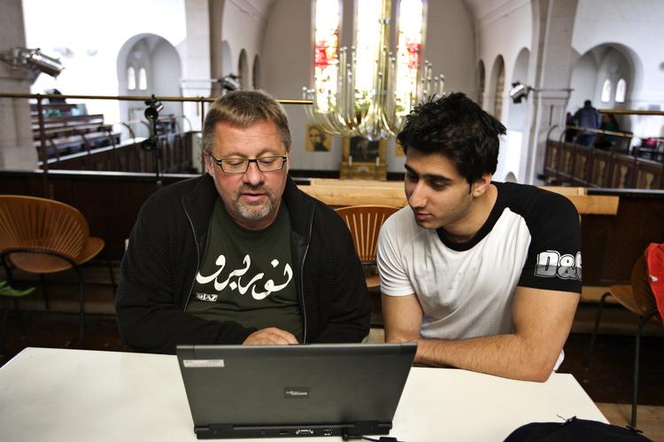 Nogle af de afviste irakere opholder sig i Brorson-kirken på Nørrebro. Her sognepræst Per Ramsdal og en af irakerne, Ammer Jaafar. 