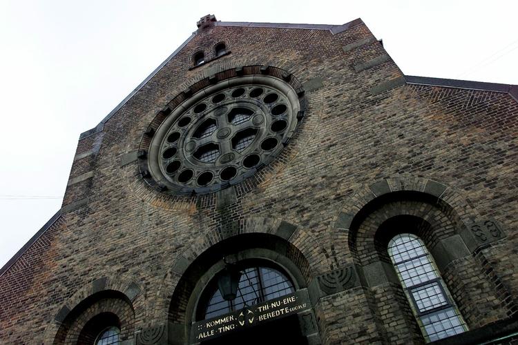 Præsten i Brorsons Kirke er utilfreds med, at politiet er gået ind i hans kirke for at fjerne afviste asylansøgere. 