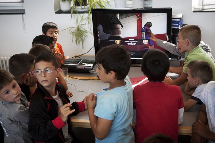 På Tingbjerg Skole i Brønshøj går alle elever fra børnehaveklasse til niende  i skole fra otte til tre hver dag. Om eftermiddagen får de mindste brød og frugt. Arkivfoto. 