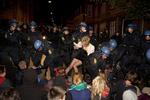 Politiet under arbejdet med at fjerne demonstranter fra Rantzausgade efter anholdelserne af de afviste irakere. 