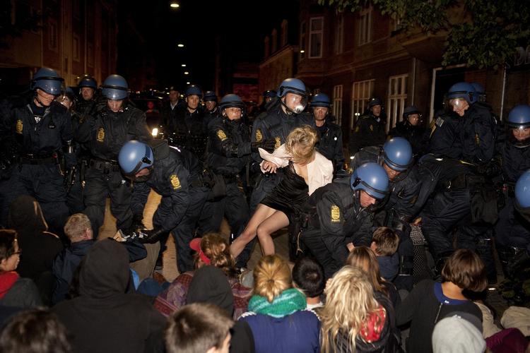 Politiet under arbejdet med at fjerne demonstranter fra Rantzausgade efter anholdelserne af de afviste irakere. 