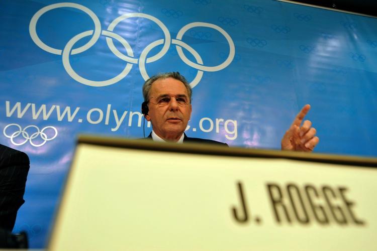 IOC præcident Jacques Rogge udpeger sammen med 15 andre mænd de to sportsgrene, der skal på valg som den nye sportsgren til OL i 2016. 