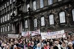 Demonstrationer til fordel for de afviste irakiske asylansøgere har tidligere samlet mange mennesker. Her i juni måned på Christiansborgs Slotsplads. Arkivfoto. 