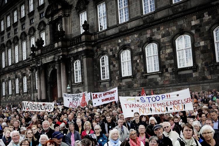Demonstrationer til fordel for de afviste irakiske asylansøgere har tidligere samlet mange mennesker. Her i juni måned på Christiansborgs Slotsplads. Arkivfoto. 