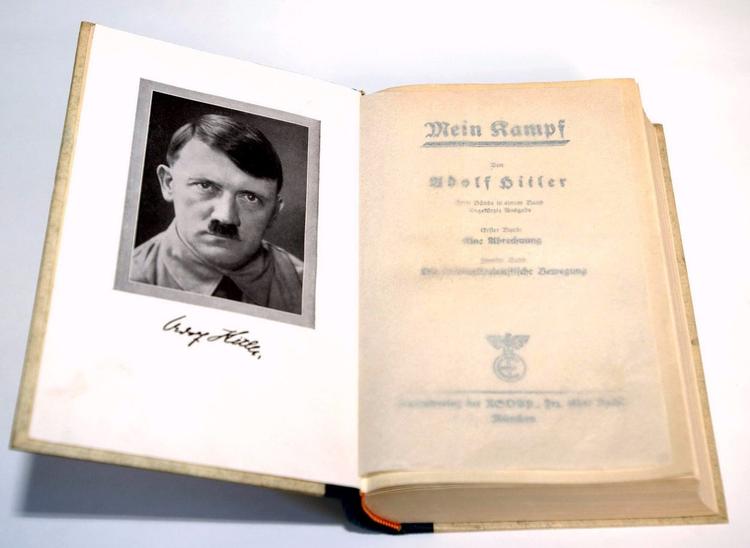 Her en version af førsteudgaven af 'Mein Kampf'. Bogen rummer Hitlers ideologiske program og blev ikke taget alvorligt, da den udkom. 