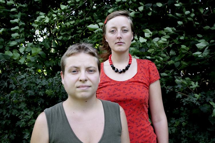 Gudrun Pedersen og Bolette Larsen måtte på skadestuen efter nattens konfrontation med politiet. De vil nu klage over politiets fremfærd. 