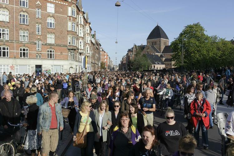 Mange københavnere er mødt frem for at protestere mod behandlingen af de udviste irakere. 