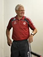 Morten Olsen er alvorlig med sit job i fodboldens verden. Men den seriøse træner har ikke langt til smilet. Arkivfoto. 