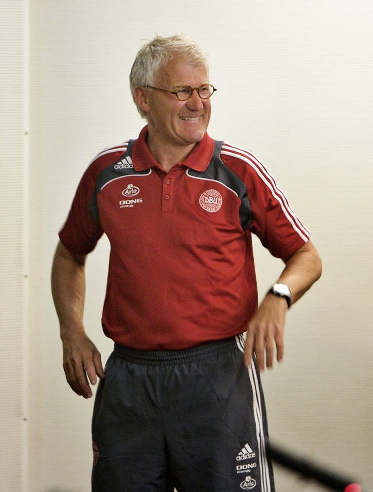 Morten Olsen er alvorlig med sit job i fodboldens verden. Men den seriøse træner har ikke langt til smilet. Arkivfoto. 