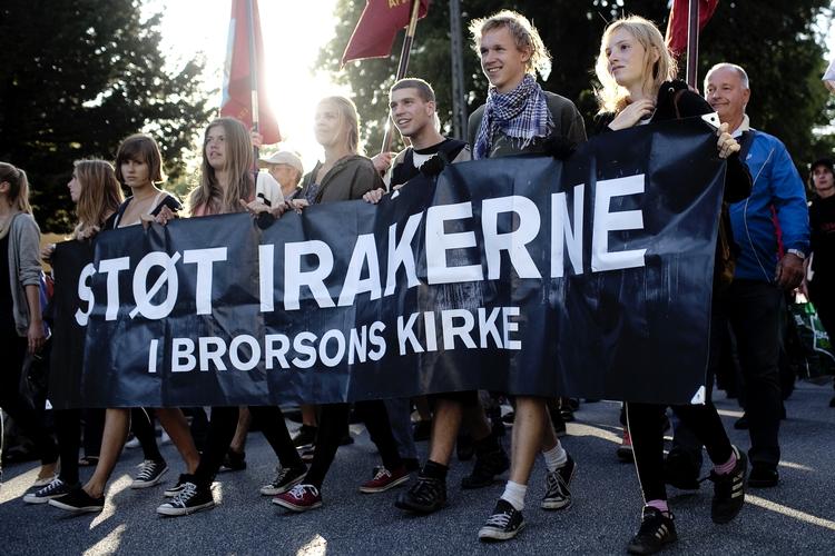 Torsdag aften demonstrerede flere tusinde mod politiets aktion i Brorsons Kirke på Nørrebro. 