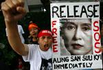 Militærstyrets behandling af Aung San Suu Kyi har medført protester over hele verden. I fredags blev der demonstreret uden for Myanmars ambassade i Japans hovedstad, Tokyo. 