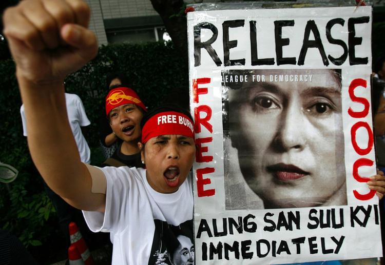 Militærstyrets behandling af Aung San Suu Kyi har medført protester over hele verden. I fredags blev der demonstreret uden for Myanmars ambassade i Japans hovedstad, Tokyo. 