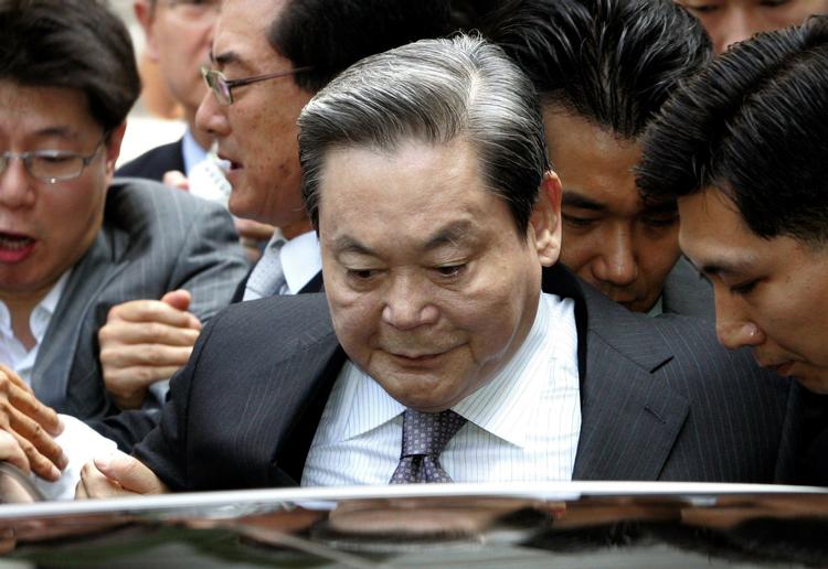 Lee Kun-Hee føres væk fra retten i Seul. 