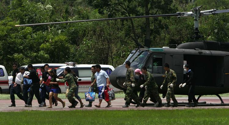 Militær og frivillige flyver folk ud af de hårdest ramte områder efter den ødelæggende tyfon i Taiwan. 