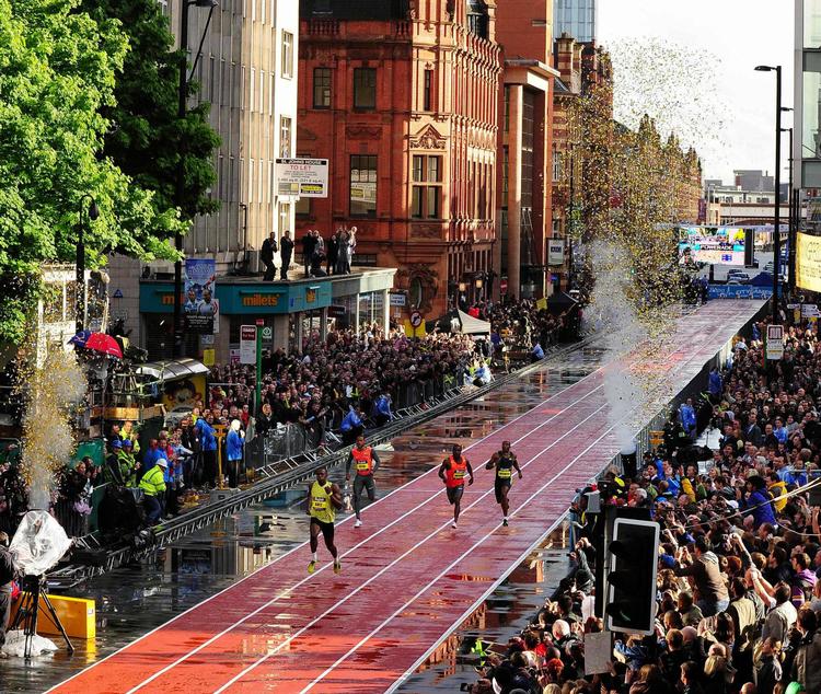 Jamaicas Usain Bolt og kolleger sprintede 17. maj gennem det indre Manchester til stor fornøjelse for indbyggerne og verdensatletikforbundets præsident, Lamine Diack. 