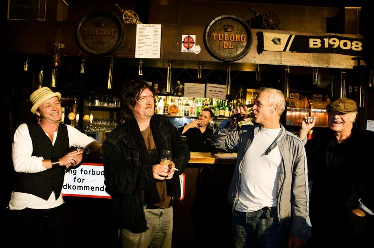 I september i fjor dannede musikerne Thomas Helmig (tv.), Johnny Madsen, Klaus Kjellerup og Kim Larsen supergruppen Den Gule Negl i protest mod rygeloven, men bandet gik allerede under sit første pressemøde på det københavnske rygerværtshus Hero i opløsning. Foto: Sara Galbiati 