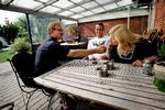 Cigaretrøg indendørs er fortid hos familien i Hvidovre. Rygeloven i og uden for deres hjem har beskåret tobaksforbruget for Michael Danielsen, hustruen Susanne og deres hjemmeboende søn Alex, men politikerne skal holde sig fra at regulere yderligere, mener de. Foto: Finn Frandsen 