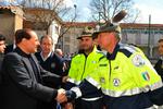 Silvio Berlusconi hilser på nogle redningsarbejdere i forbindelse med jordskælvet i Italien 7. april. (Arkivfoto) 