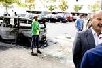 Der blev brændt flere biler af, da vrede unge stødte sammen med politiet i Vollsmose torsdag aften. I dag har blandt andre Odenses borgmester, Jan Boye, besøgt bydelen. 